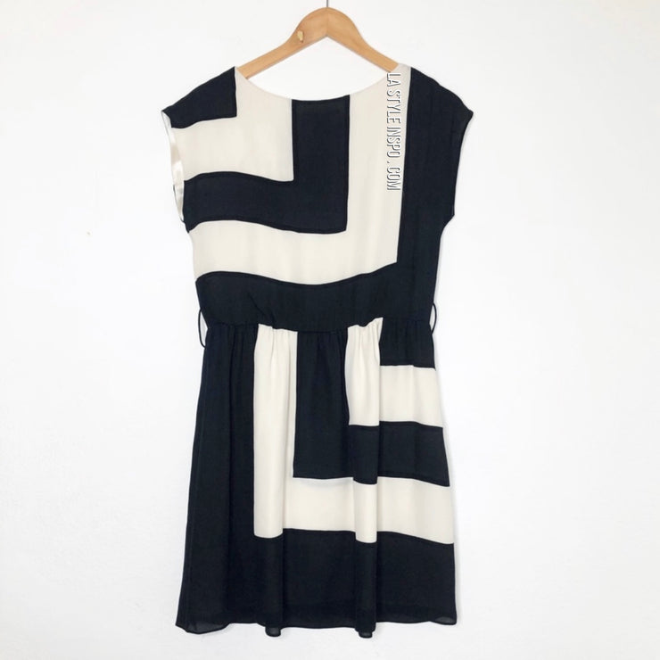 Alice + Olivia White and black Casual Dress Size Small